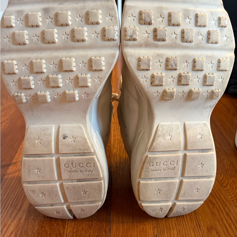 Gucci Cream Sneakers with Red Lip Graphic - Picture 8 of 8
